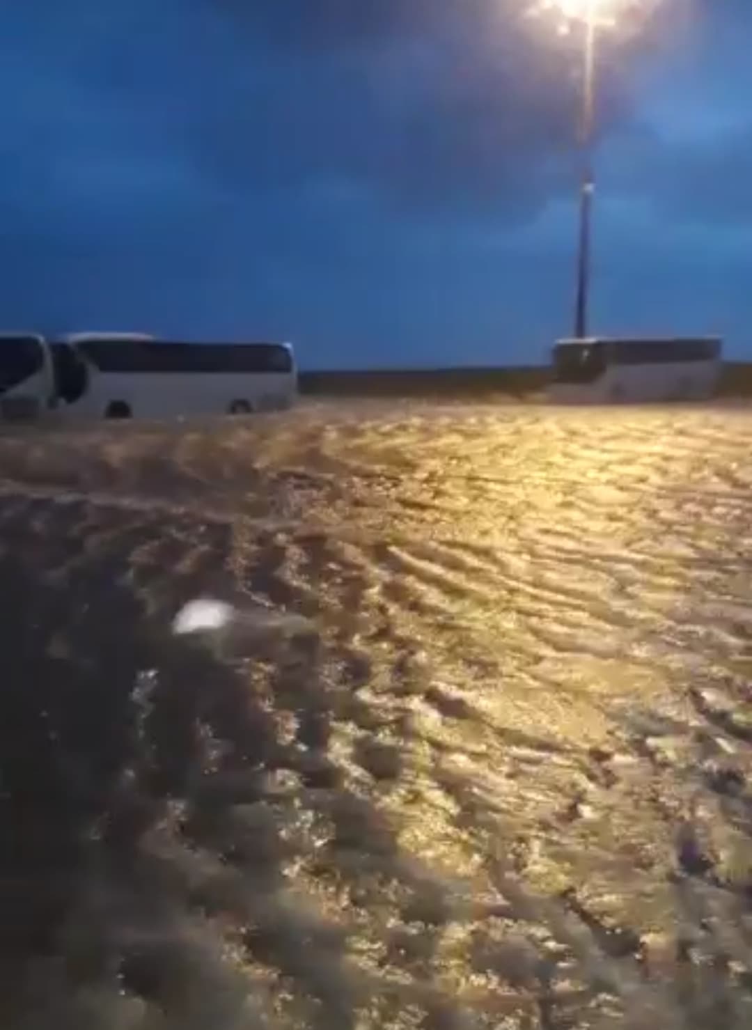 ALLAGATO IL PORTO DI FORMIA - IL MARE INVADE IL PARCHEGGIO