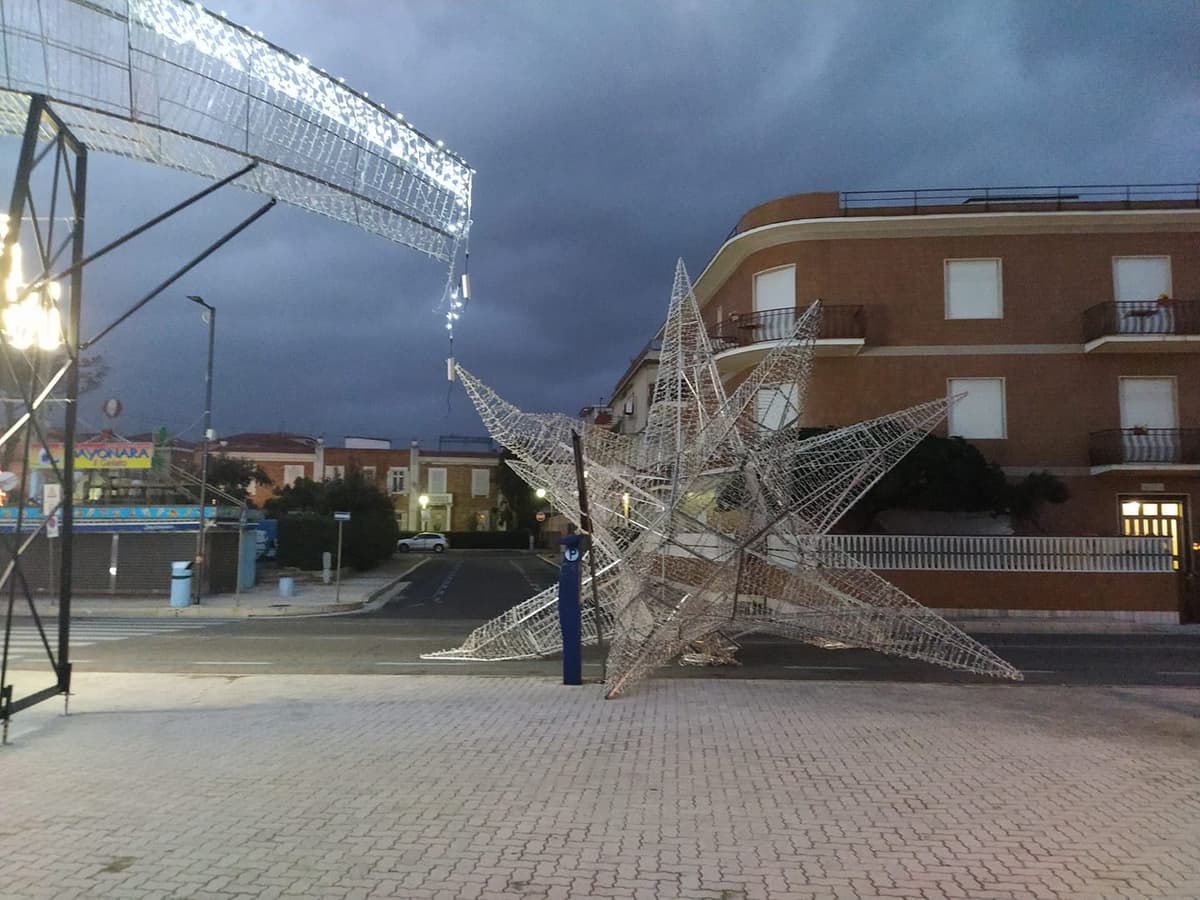 SCAURI - LUMINARIE: IL MALTEMPO ABBATTE LA STELLA COMETA