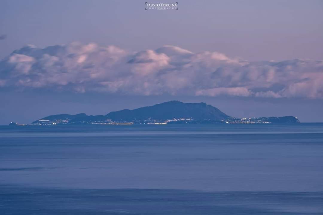 L' ISOLA AENARIA DI FRONTE AL MARE DI FORMIA