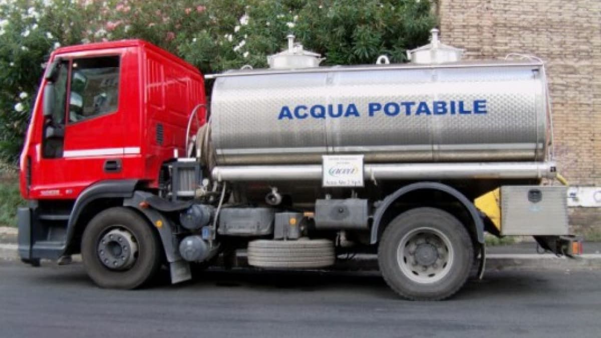 Minturno: Fratelli d'Italia protesta per il posizionamento delle autobotti nel centro storico