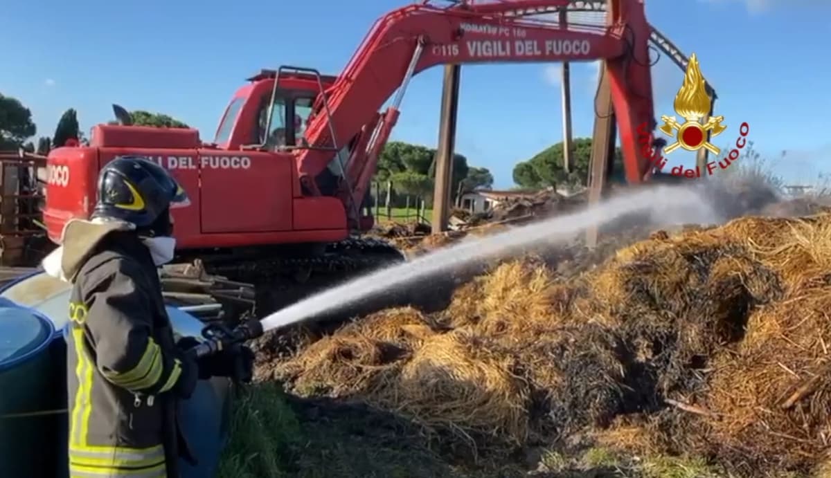 FIAMME NEL FIENILE DI UN'AZIENDA AGRICOLA, INTERVENGONO I VIGILI DEL FUOCO