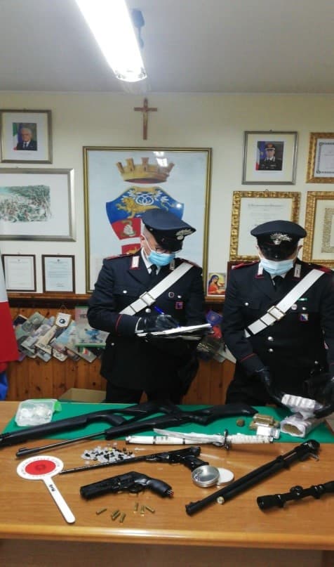 FONDI: DUE ARRESTATI DAI CARABINIERI PER SPACCIO DROGA E DETENZIONE ILLEGALE ARMI