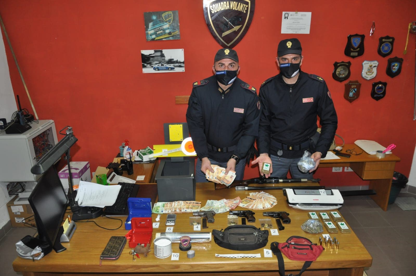 AGENTI DELLA SQUADRA VOLANTE ARRESTANO 2 PREGIUDICATI, TROVATE IN CASA ARMI E DROGA