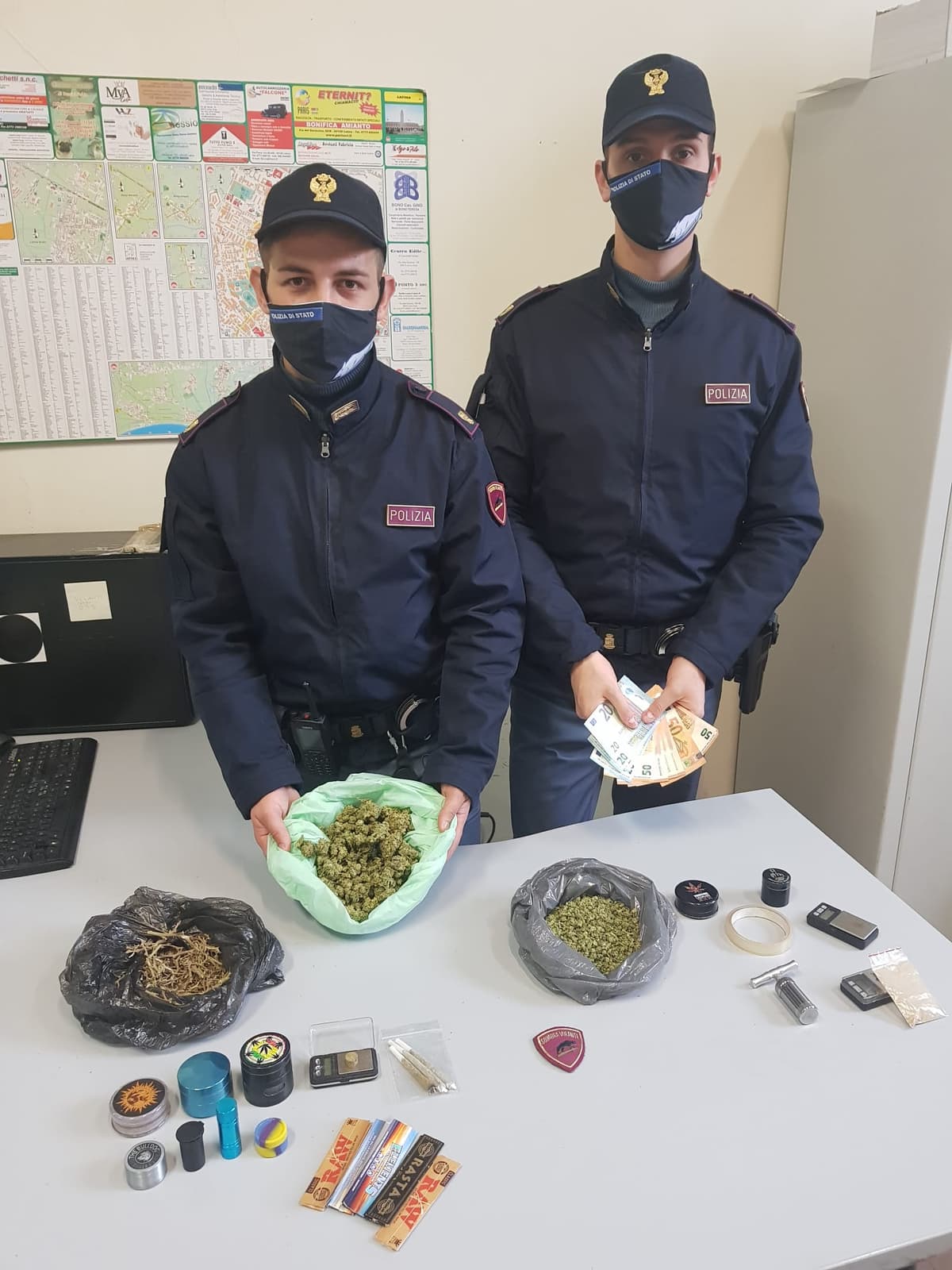 LA POLIZIA ARRESTA DUE GIOVANI TROVATI IN POSSESSO DI SOSTANZA STUPEFACENTE