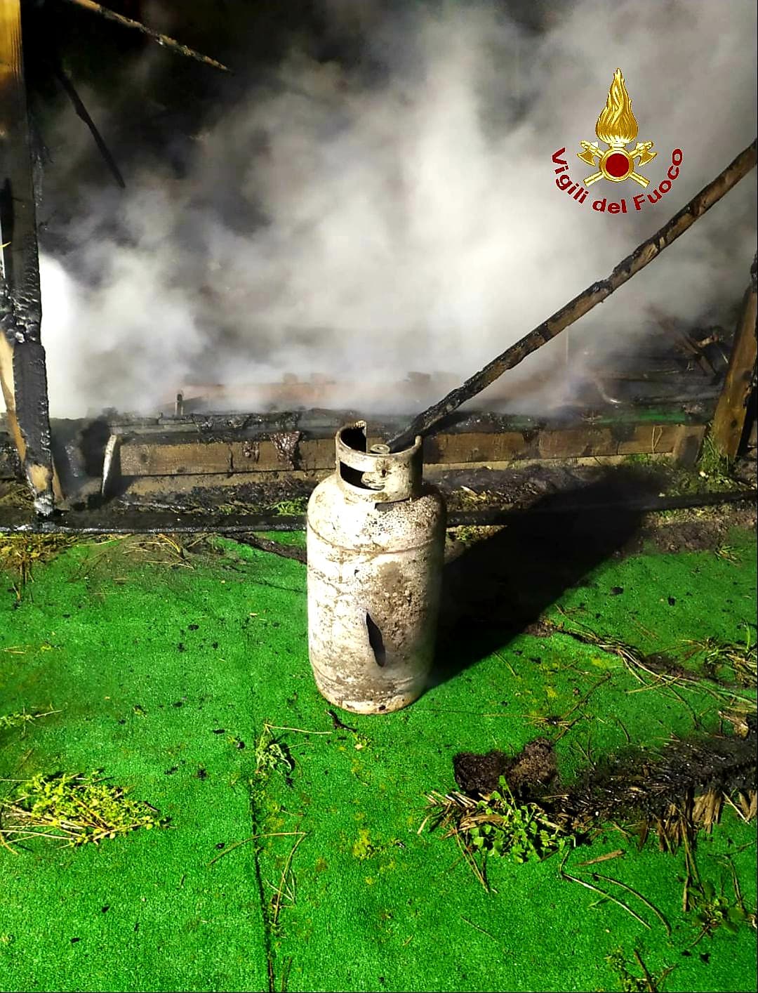 SALTO DI FONDI - INCENDIO PRESUMIBILMENTE PROVOCATO DA UNA BOMBOLA GPL