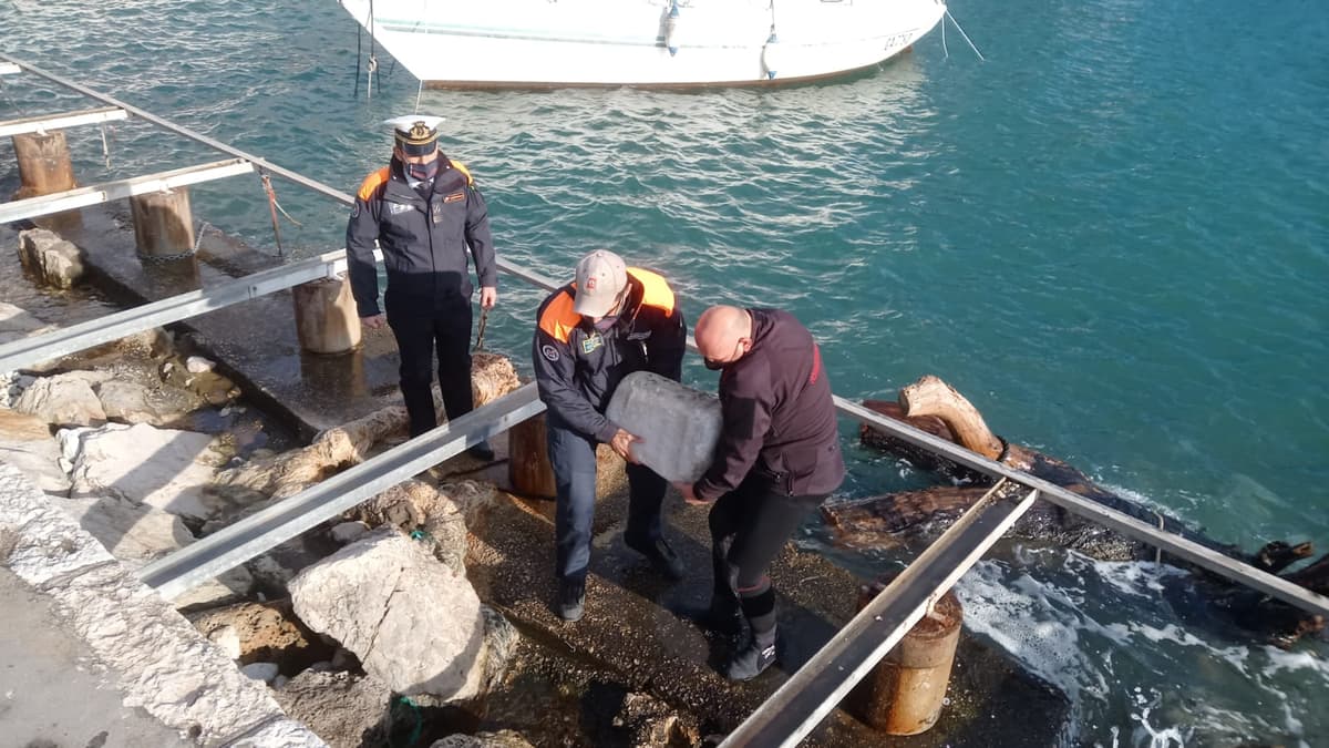 FORMIA: GUARDIA COSTIERA RECUPERA UNA LAPIDE ROMANA NEL PORTICCIOLO DI CAPOSELE