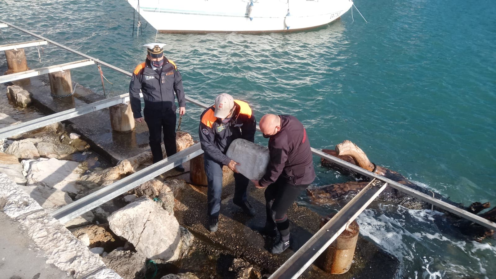 FORMIA: GUARDIA COSTIERA RECUPERA UNA LAPIDE ROMANA NEL PORTICCIOLO DI CAPOSELE