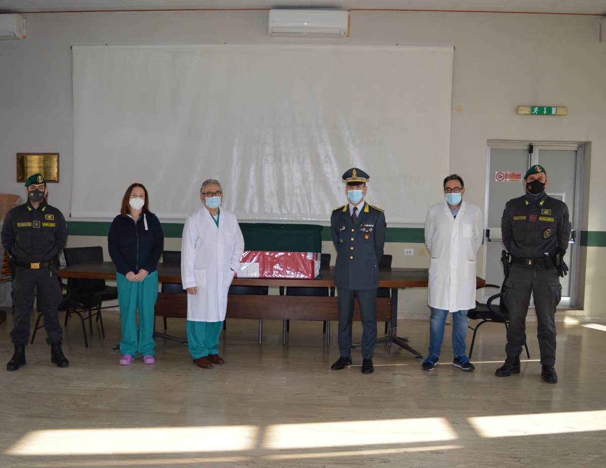 LA GUARDIA DI FINANZA DONA UN TRASLATORE AL DONO SVIZZERO E BENI DI PRIMA NECESSITA' ALLA PROTEZIONE CIVILE