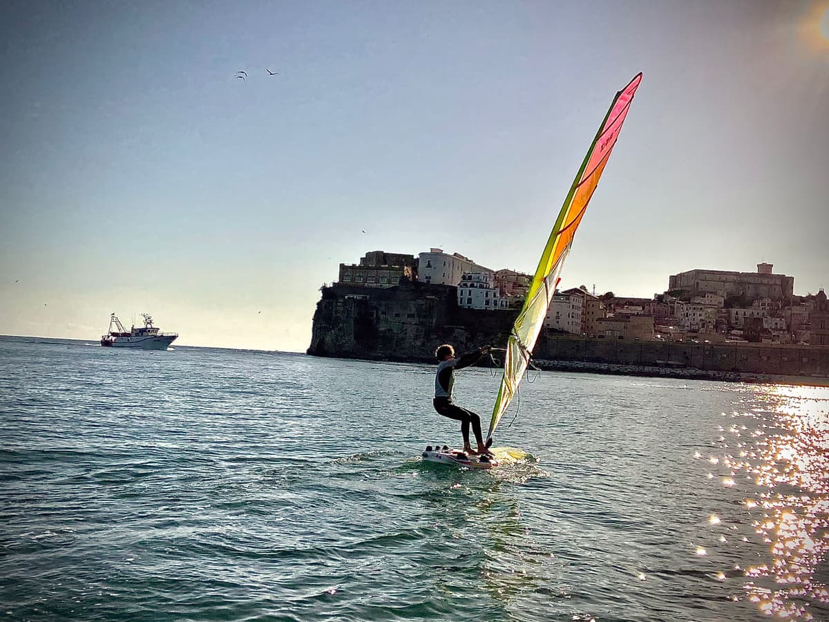 ROAD TO TOKYO: IL WINDSURFER DANIELE BENEDETTI IN ALLENAMENTO A GAETA