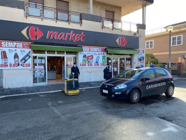 RAPINA: ARRESTO LAMPO DEI CARABINIERI IN UN SUPERMERCATO CARREFOUR DI UN QUARANTENNE