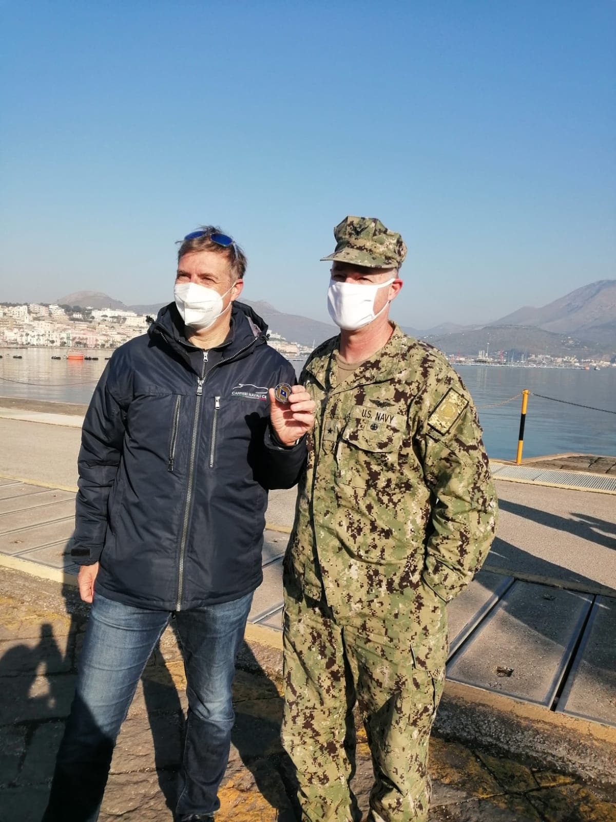 GAETA: IL COMANDO DELLA NAVE MONT WHITNEY HA CONFERITO UNA ONORIFICENZA ALL'ING. CASA TITOLARE DEI CANTIERI NAVALI CASA S.r.l