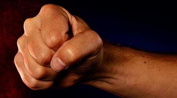 FONDI : 36ENNE DI GAETA, COLPISCE VIOLENTEMENTE UN UOMO CON UN PUGNO, DENUNCIATO