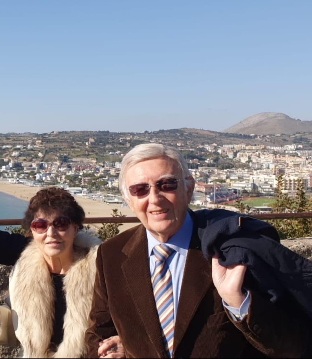UN LIBRO DI SUCCESSO CHE SUGGELLA L’AMORE E LA CONDIVISIONE DI UNA VITA TRA UN UFFICIALE DEI CARABINIERI E LA SUA SPOSA