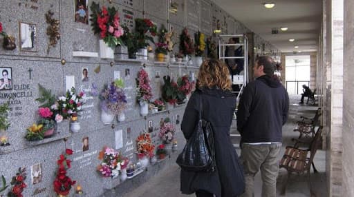 Furto al cimitero, atti di inciviltà. Oltraggio alla memoria dei defunti