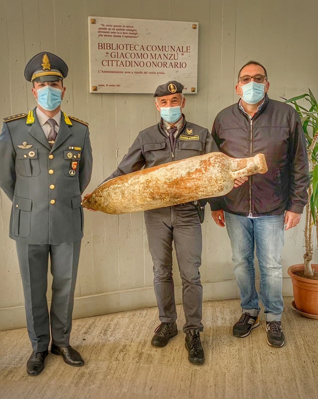 Guardia di Finanza, consegnati 137 reperti archeologici