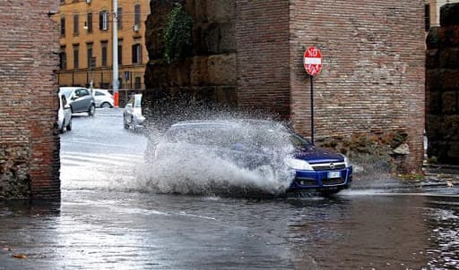 Maltempo: venti di burrasca e mareggiate sulle regioni centrali