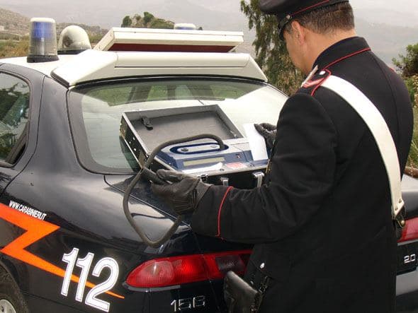 Gaeta: donna oltraggia i carabinieri e rifiuta etilometro, sequestrate auto e patente