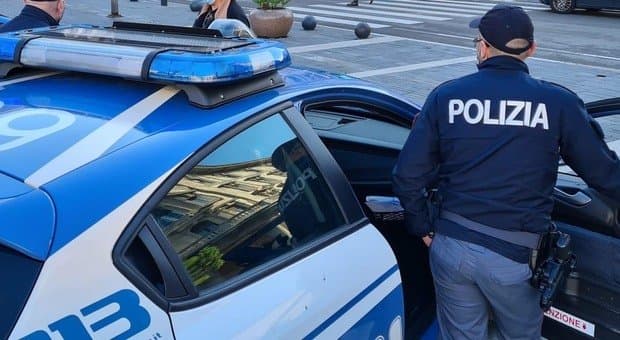 Polizia: arrestato un ricercato pluripregiudicato di 43 anni che si era rifugiato a casa della fidanzata