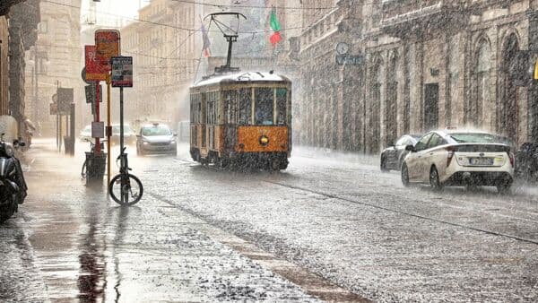 Maltempo: venti forti, temporali e nevicate al sud, allerta regioni arancioni o gialle