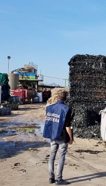 Guardia Costiera, Carabinieri Forestali e Arpa sequestrano un impianto di rifiuti pericolosi e non