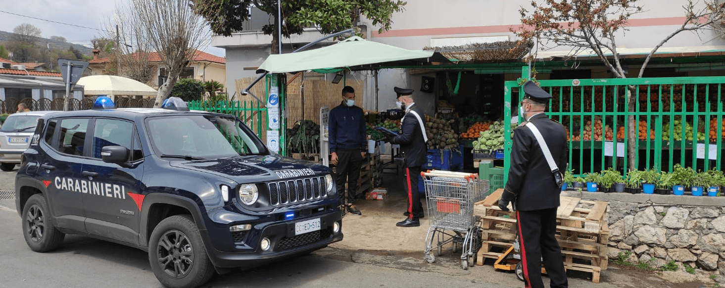 Carabinieri denunziano 2 uomini che aggrediscono e minacciano commesso egiziano di un negozio
