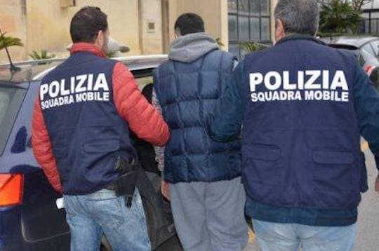 Polizia Scientifica individua responsabile di furto notturno in una pizzeria e recupera refurtiva