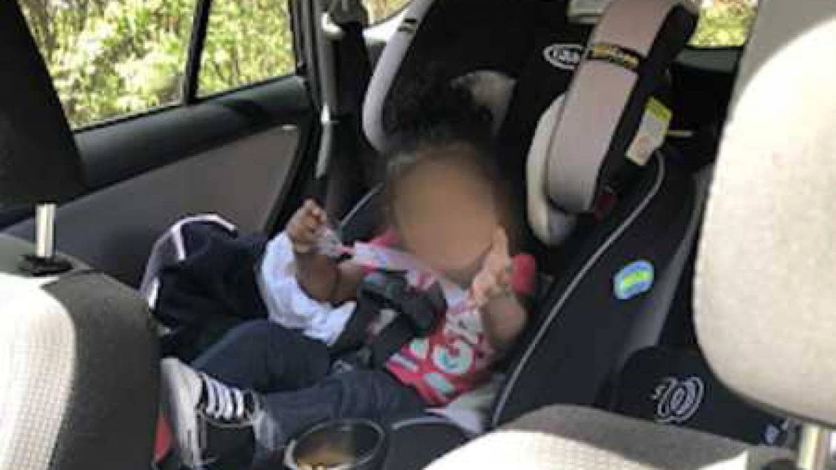 Poliziotto fuori servizio soccorre bimbo di pochi mesi rimasto chiuso nell'auto della mamma