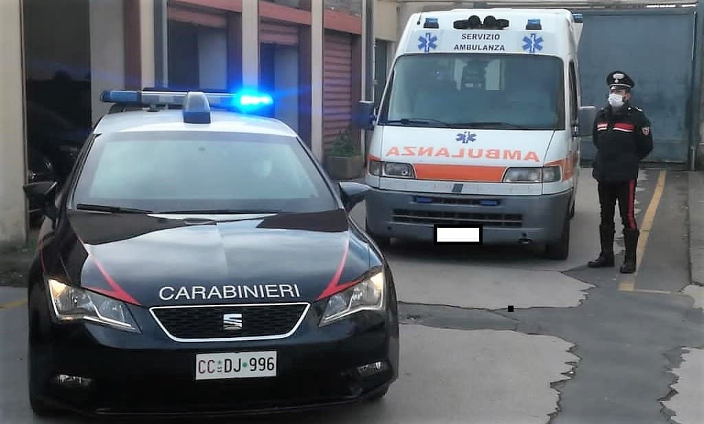 Giovane alla fermata bus investito, il conducente denunziato per lesioni personali stradali gravi