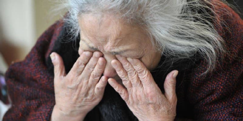 Viola il divieto di avvicinamento disposto a tutela della madre. Arrestato