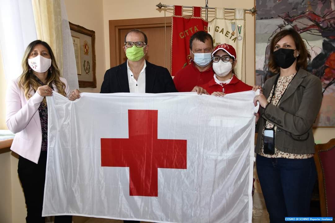 Gaeta, la bandiera della Croce Rossa sventola sul palazzo municipale