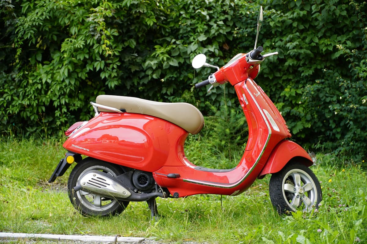 Con la bella stagione tornano a ruggire i motorini 50, accorgimenti e consigli per risparmiare sull'assicurazione
