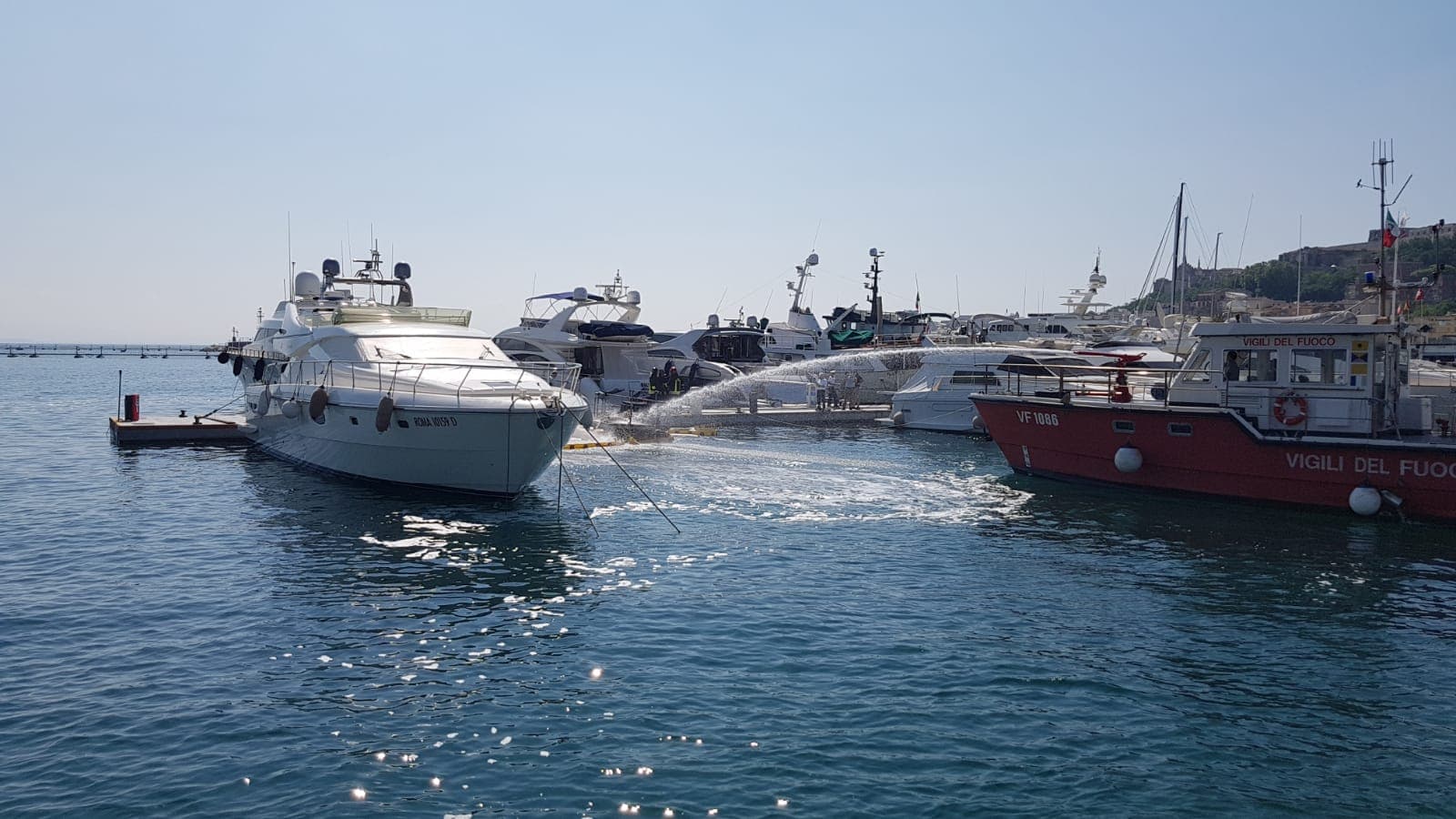Gaeta: Esercitazione Guardia Costiera presso Base Nautica Flavio Gioia, barca in fiamme nel porto
