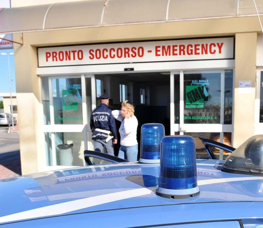 Agenti di Polizia aggrediti dal compagno di donna da arrestare, l'uomo ingerisce 10 grammi cocaina