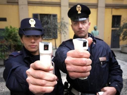 Polizia neutralizza con spray al peperoncino rapinatore indiano clandestino che li aggredisce