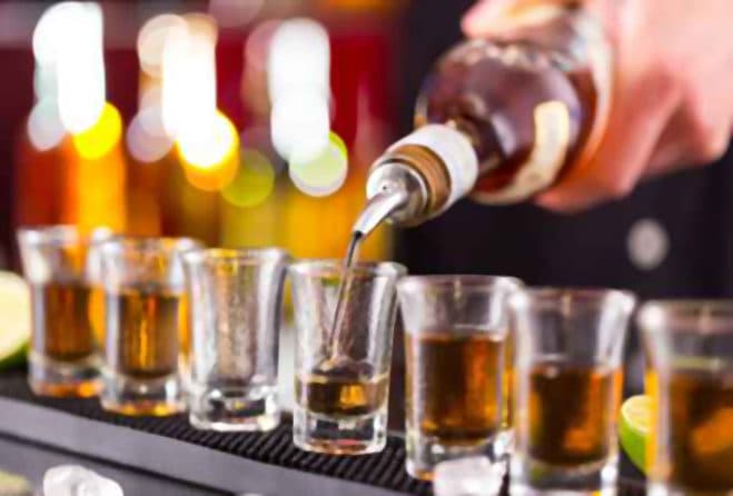 Polizia in borghese per cocktail a base di vodka a minori di anni 16 denunzia il titolare di un bar