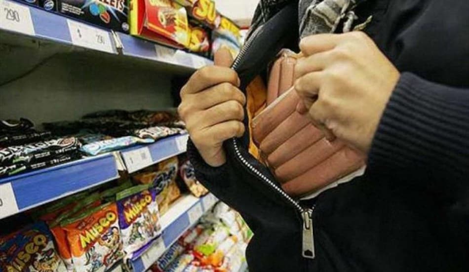 Ruba generi alimentari e detersivi per un valore di 75€. Arrestato