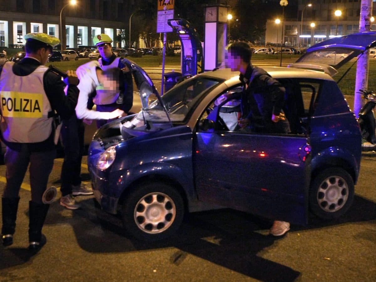 Polizia durante la movida lotta alle minicar per disturbo alla quiete pubblica e non solo