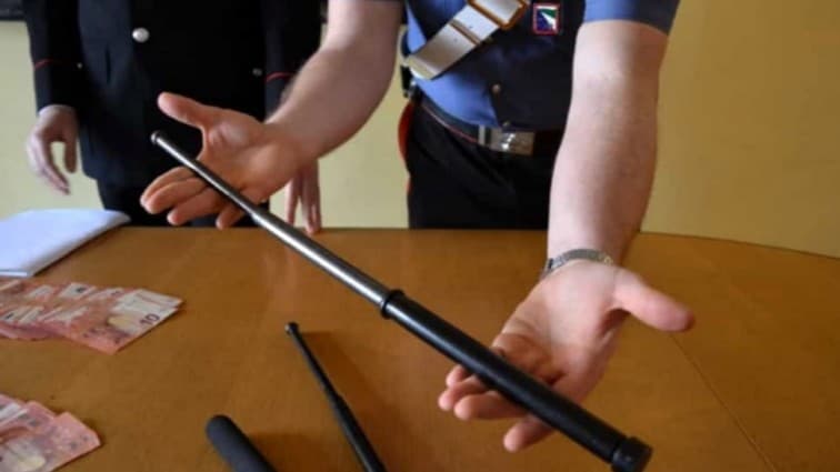 Ponza - Semina il panico tra le strade affollate. Arrestato