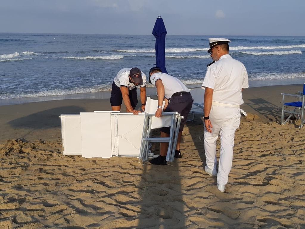 Gaeta, Serapo - Rimossi un centinaio ombrelloni, lettini dalla spiaggia libera