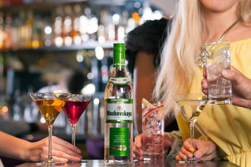 Polizia: Binge drinking, ceduta una bottiglia di vodka a due giovanissime che si sentono male