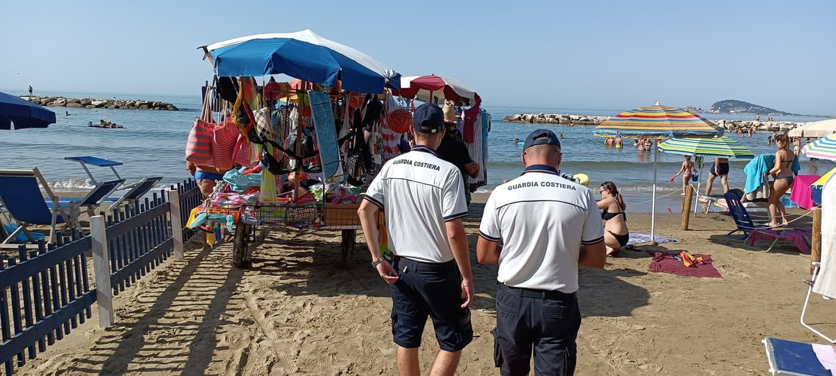 Golfo: Guardia Costiera controlla commercio ambulante sui litorali di Gianola e di Vindicio