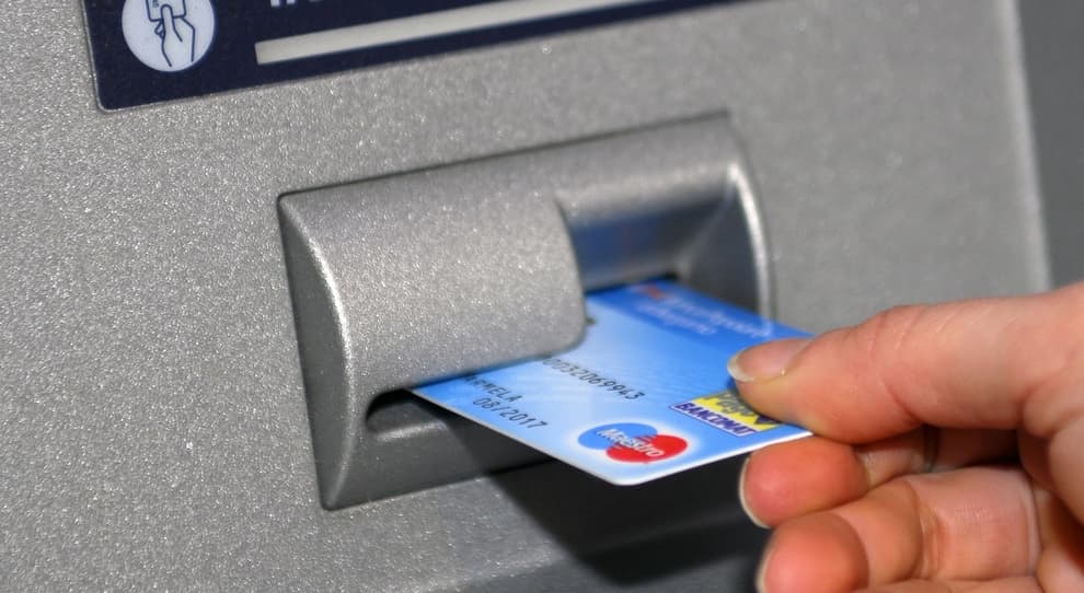 Ruba un portafoglio e utilizza la carta bancomat per fare acquisti. Rintracciato il malvivente