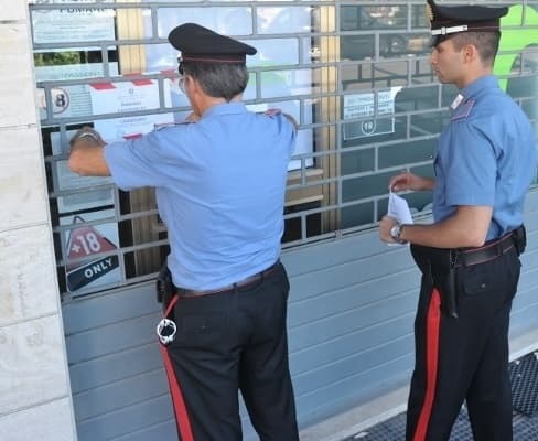 Scauri - Assembramento. Chiuso un esercizio commerciale