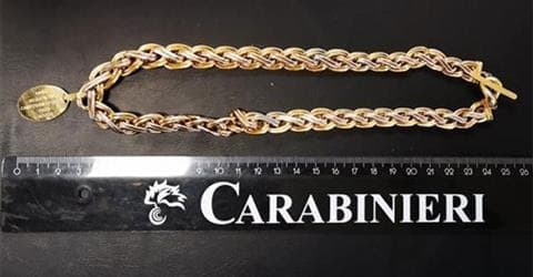 Scauri - Minacce e simulazione di reato. Lite per una collana in oro