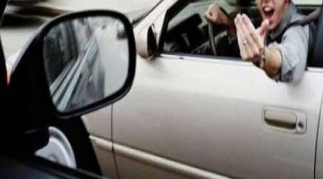 Gaeta, lite tra automobilisti. Spunta un coltello a serramanico