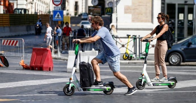 Monopattini, Parlamento sta studiando una stretta con casco, limiti velocità, Rca, patentino