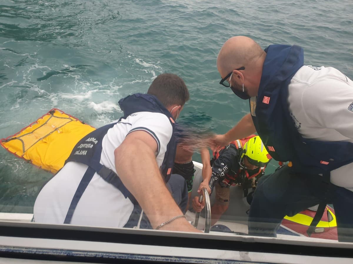 Grotta dei Prigionieri: Guardia Costiera salva una famiglia ciociara bloccata con la propria canoa
