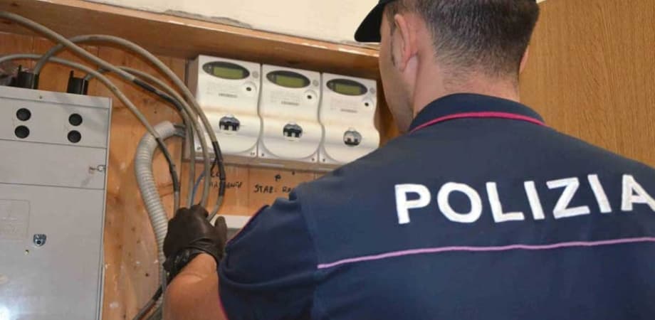 Polizia per allaccio abusivo rete elettrica denunzia 2 componenti famiglie della criminalità