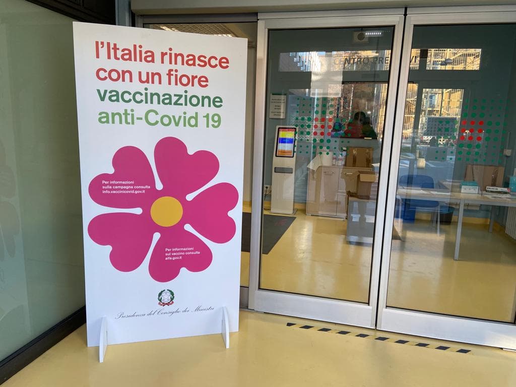 Polizia: si sono presentati i due individui responsabili dell'incursione nel centro vaccinale