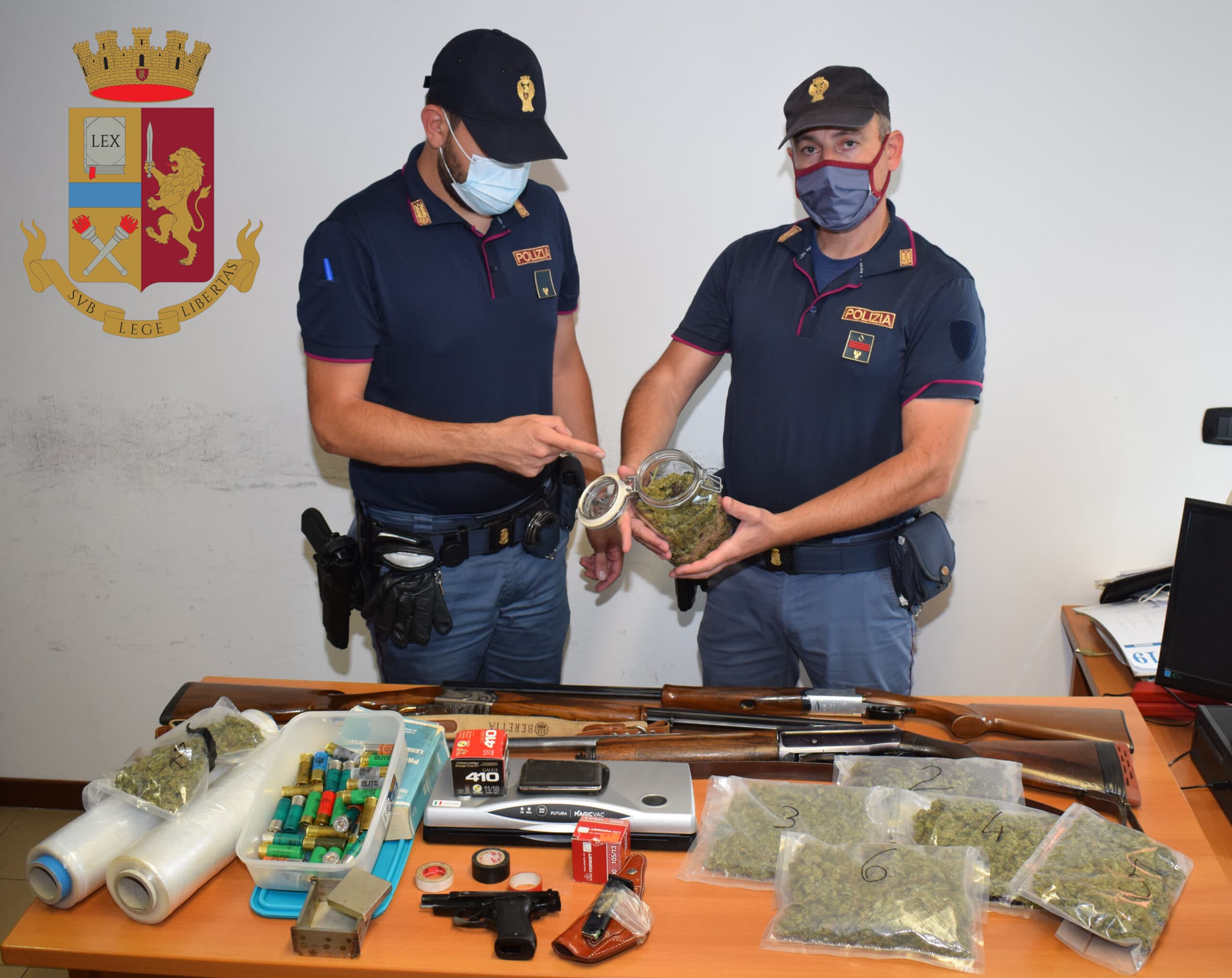 Polizia: con drone e cani arrestato 23enne per produzione e traffico di sostanze stupefacenti